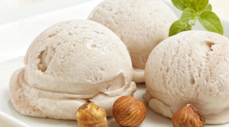 Handmade hazelnut ice cream photo 1 scaled